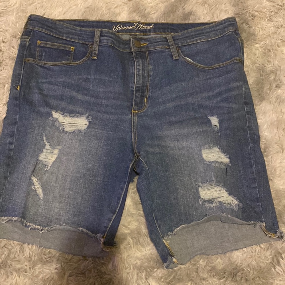 Universal thread mid length shorts